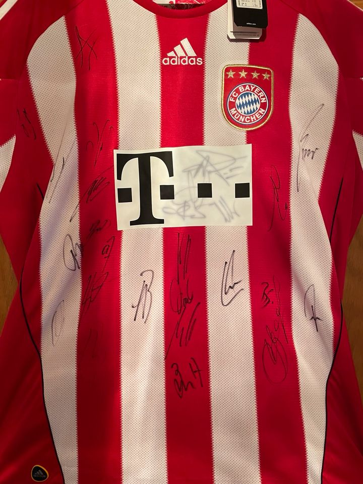 FC Bayern München Auswärtstrikot 2010/2011 mit Unterschrift in Heldenstein