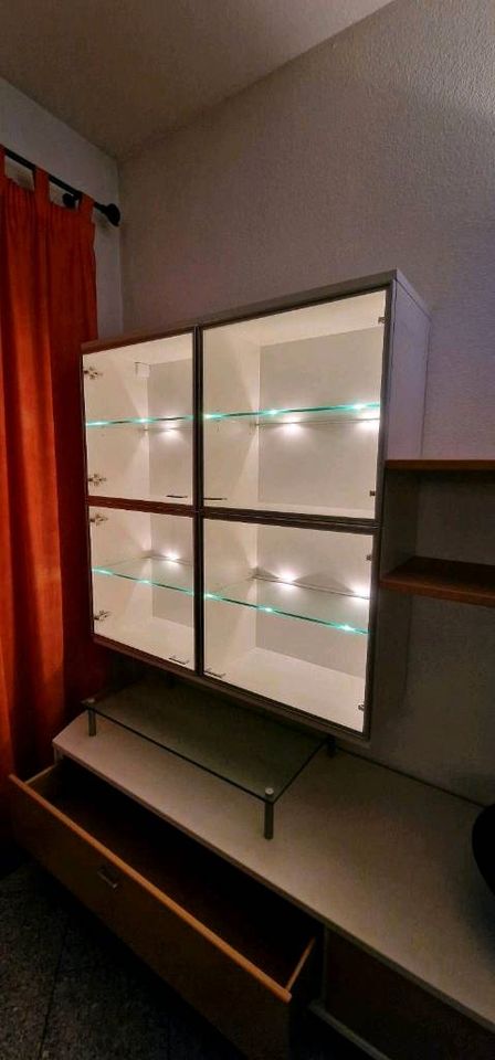 Wohnzimmer Schrank MDF weiß Lack matt Glasvitrine beleuchtet in Ratingen