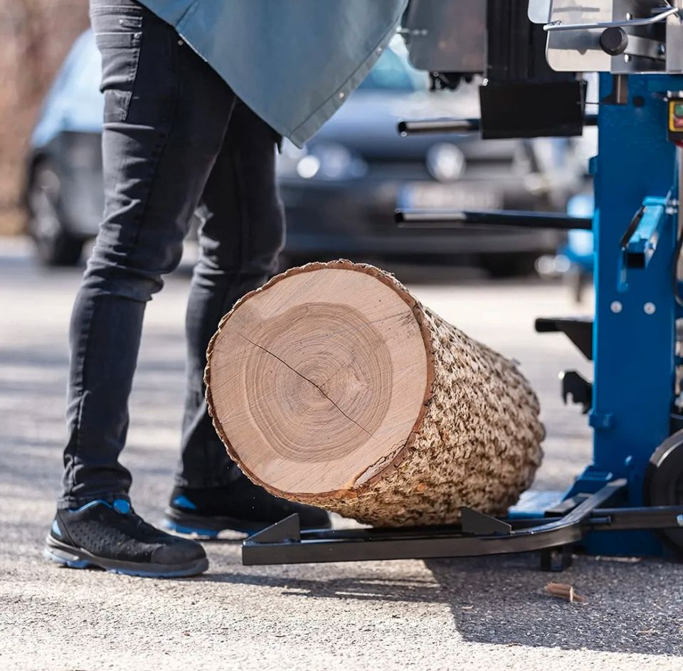 Holzspalter stehend 400V Compact 15t mieten Brennholz Vario Spalt in Bünde