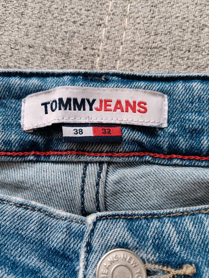 Jeans in Blau, Tommy Hilfiger mit Taschen und Reißverschlüss in Dortmund