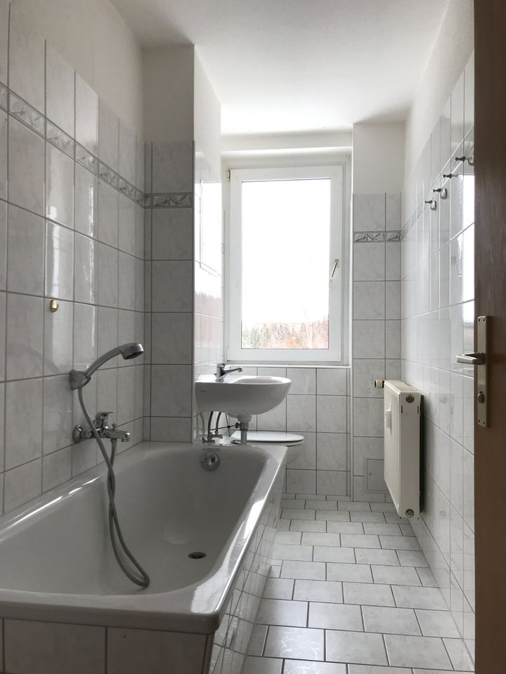 Sonderpreis für Selbermacher !! 3 Raum Wohnung - Bad mit Wanne + Fenster! in Neuhausen