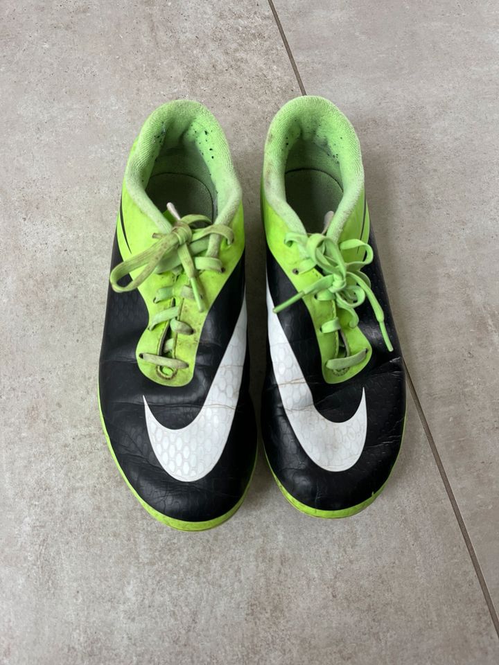 Stollen-Fußballschuhe von Nike Größe 38 in Hofgeismar