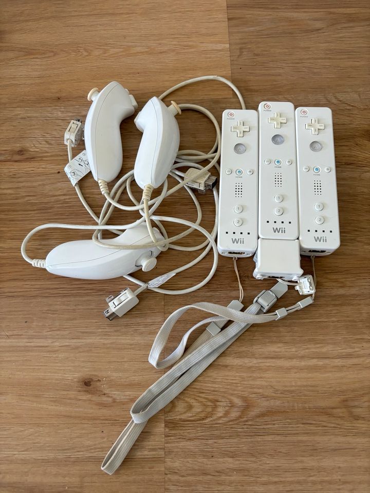 3 WII controller + 3 nunchuck + 1 motion plus adapter in München