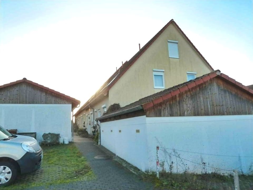 Ruhig gelegenes Reihenhaus mit Terrasse, Garten und Garage, Wfl. 101m² + 18m² großer, beheizter Mehrzweckraum im Spitzboden in Ebelsbach