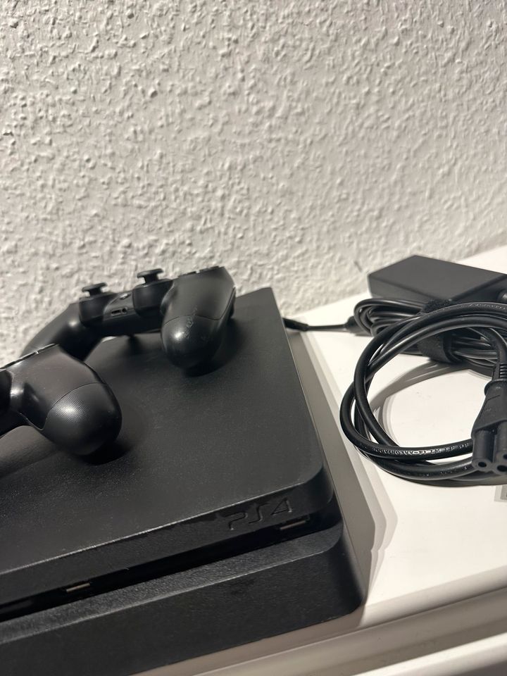 PlayStation 4 Slim 500GB gebraucht 2 Controller in Trier