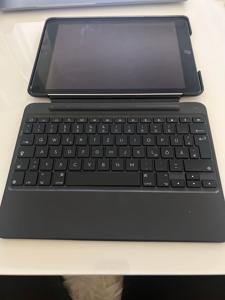 iPad 6 mit Logitech Tastatur in Siegen