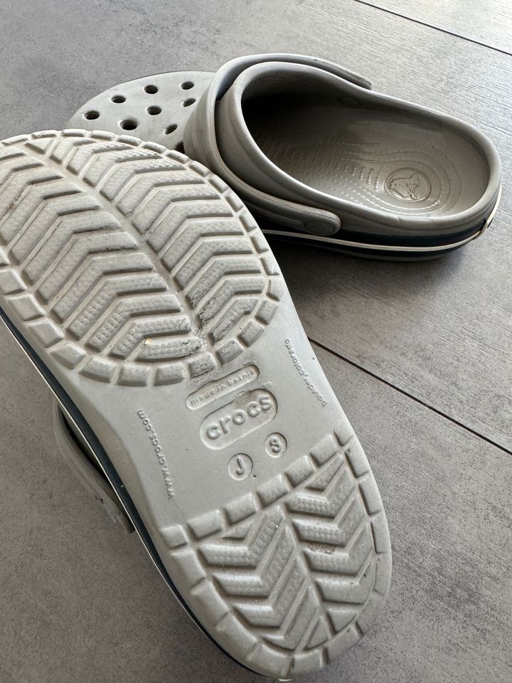 Crocs neuwertig J3 in Essen