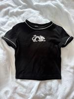 Bershka schwarzes Crop Top mit weißem Drachenmuster Größe XS Hessen - Eschborn Vorschau
