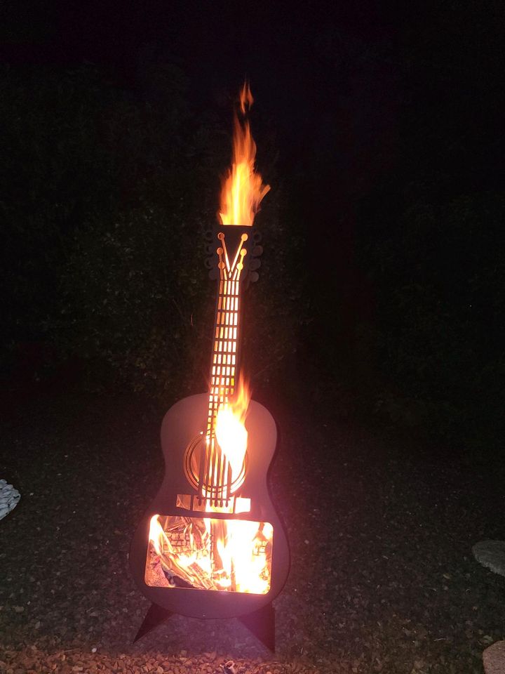 Feuerstelle  brennende Gitarre Terassenfeuer Designfeuerstell in Essen