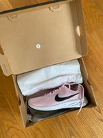 Nike Revolution pink / Black (neu) Düsseldorf - Pempelfort Vorschau