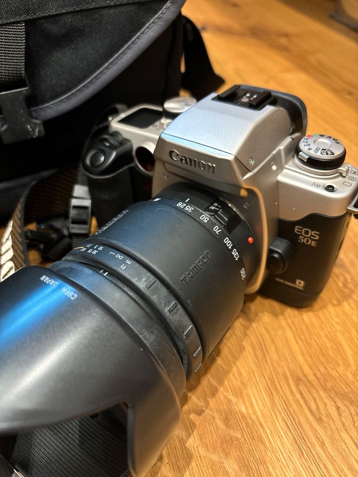 Canon EOS 50E mit Blitz und Tasche Tamron Objektiv Lowepro Tasche in Lorch