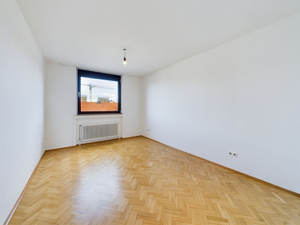 gut geschnittene, helle &  gepflegte 2 / 3-Zimmer- Dachgeschoss-Wohnung mit Tiefgarageneinzelplatz in München