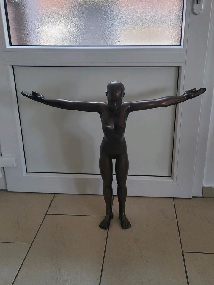 Bronze Statue " Frau Ackt" in Köln
