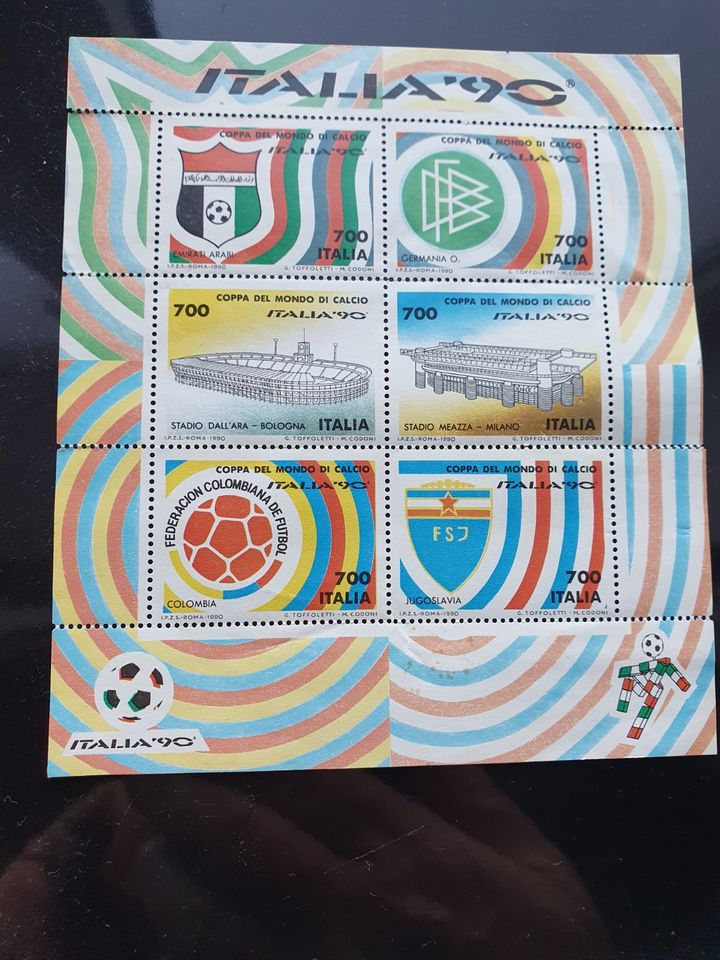 Italienische Briefmarken  Fussball-Weltmeisterschaft Italia 90 in Düsseldorf