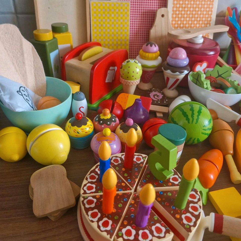 Kinderküche von Hape mit viel viel Zubehör in Fürth
