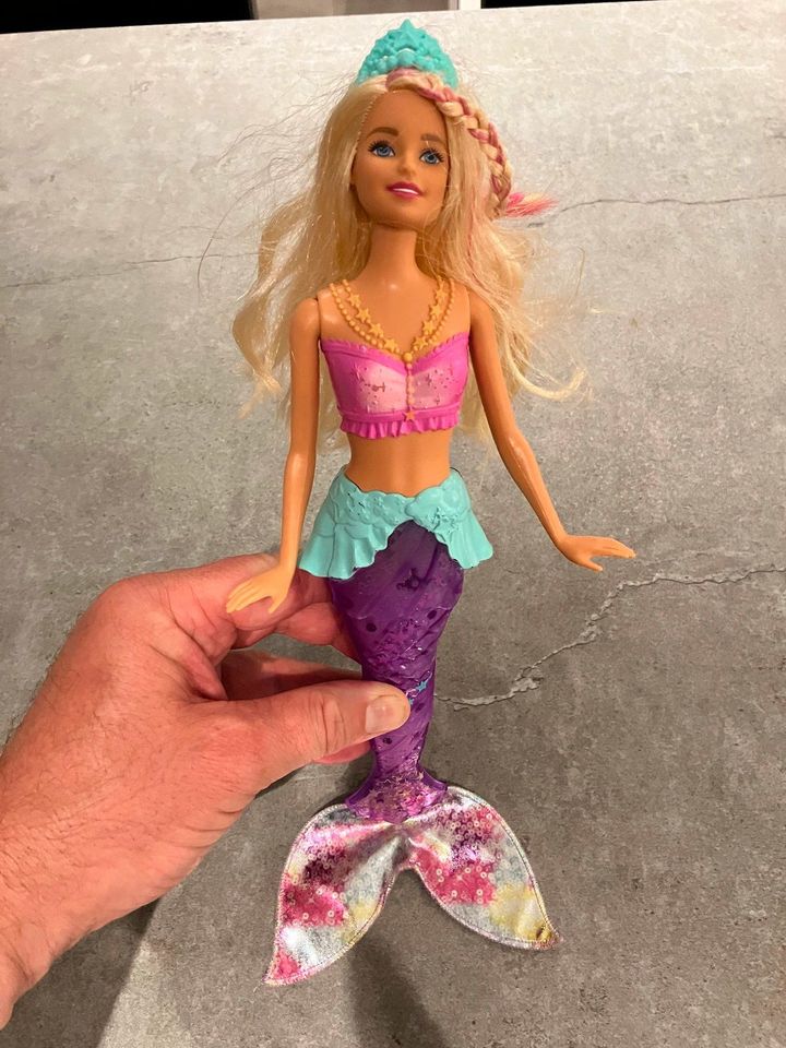 Barbie  Dreamtopia Funktionspuppe "Glitzerlicht Meerjungfrau" in Niederwerrn