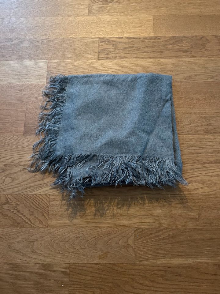 Schal aus Wolle in grau in München