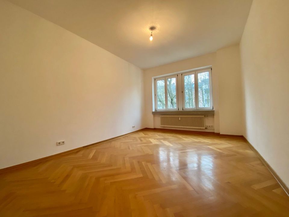 WIESBADEN an der ADOLFSALLEE: Grosszuegige 2 Zimmer Wohnung mit grosser EBK, GWC, Bad, Balkon und Kellerraum in Wiesbaden