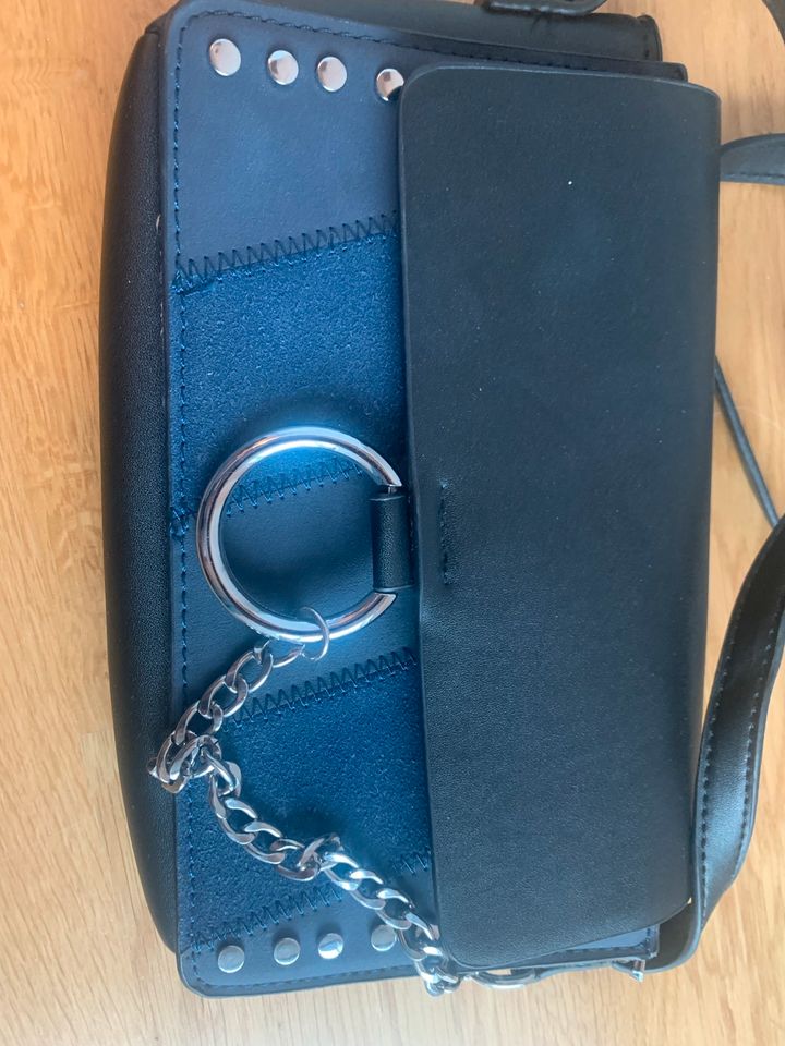 Handtasche blau / schwarz in Zorneding