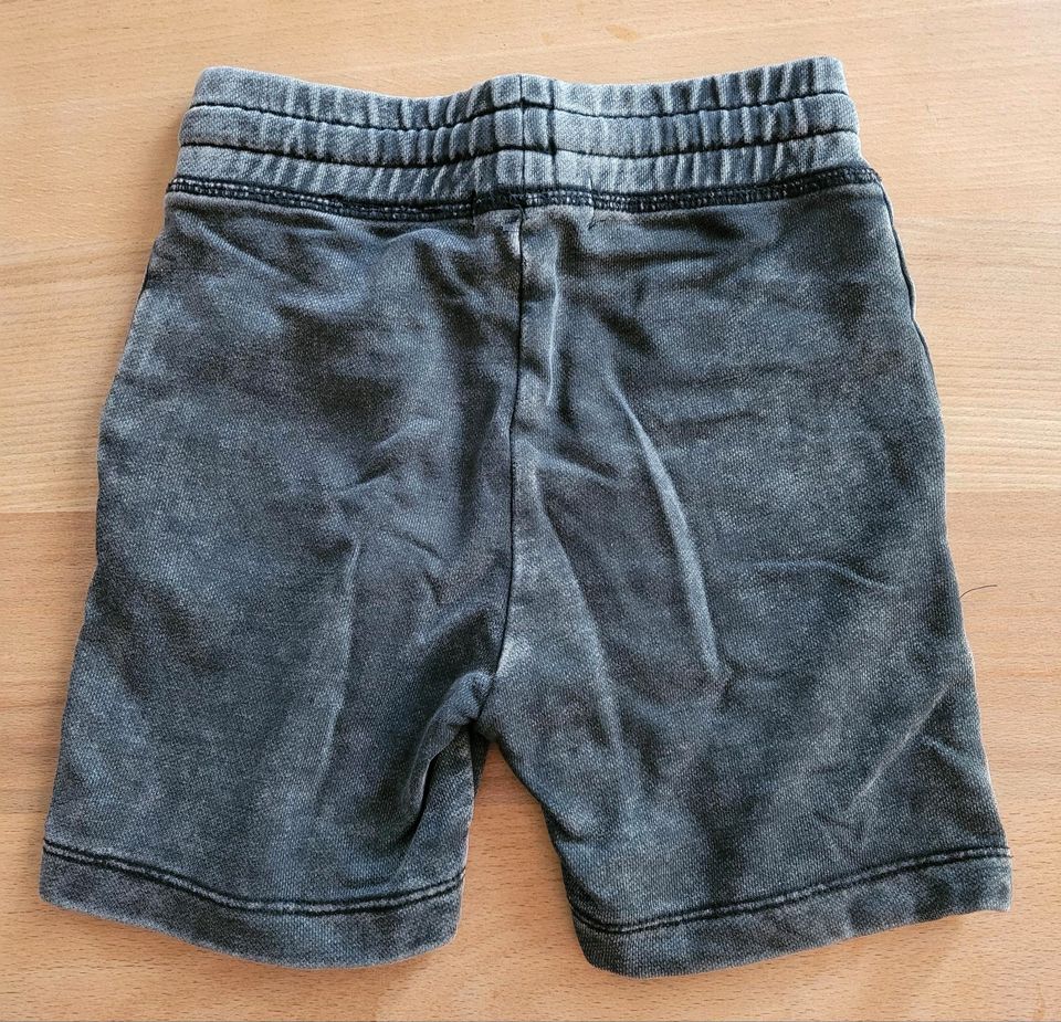 4 Shorts von H&M Größe 104 in Bingen