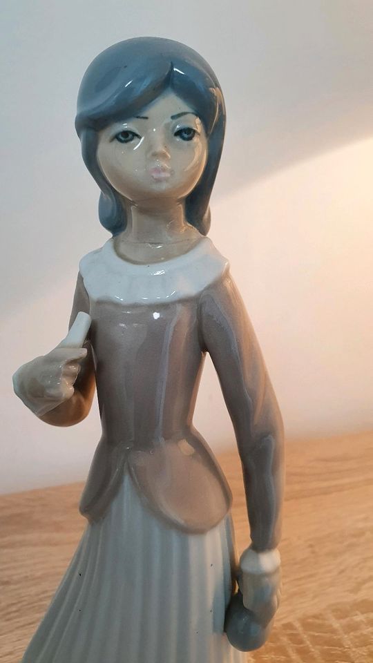 Porzellanfigur Casades Figur Sammelfigur Dame Frau Mädchen in Schwentinental