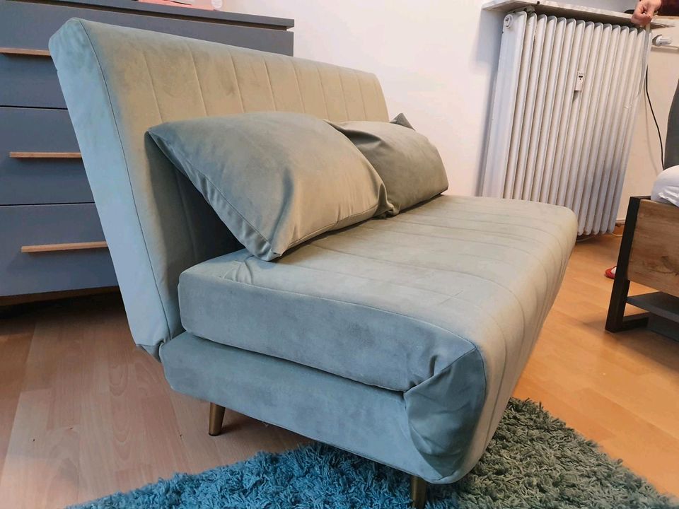 Kleines Schlafsofa, Samt in Salbeigrün in Saarbrücken