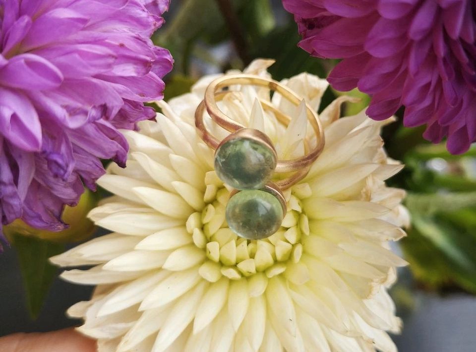 Goldfarbener Ring mit 2 hellblauen Steinen, Modeschmuck in Essen