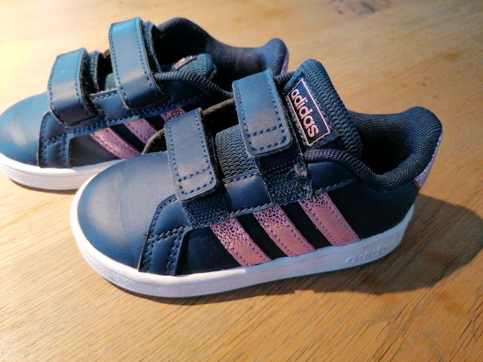 Mädchen Turnschuh adidas Größe 23 in Haibach