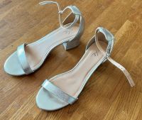 Damen-Absatz-Sandalen/Schuhe Marke She Gr.39 Silber wie neu! München - Sendling Vorschau