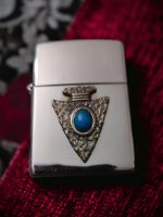 Zippo Feuerzeug mit Pfeilspitze und blauen Stein Schleswig-Holstein - Weesby Vorschau