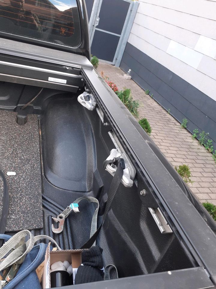 Nissan Navara d401 Laderaumabdeckung in Drei Gleichen