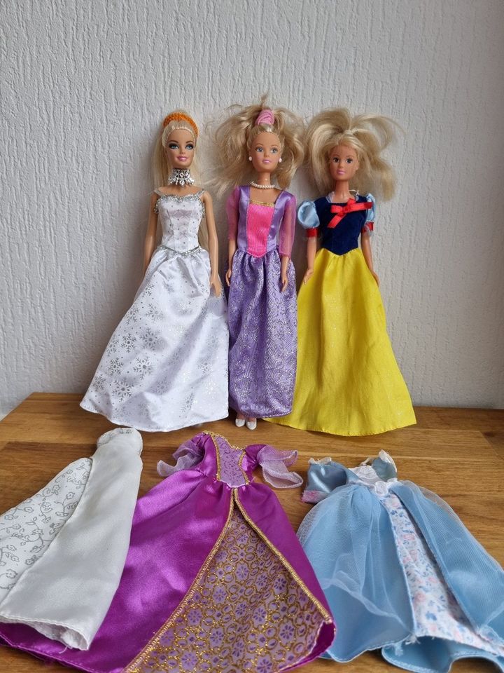 Barbie 3 Puppen und weiteren Kleidern in Bielefeld