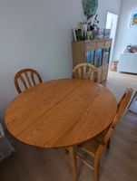 Runder Holztisch mit drei Holzstühlen Baden-Württemberg - Merzhausen Vorschau