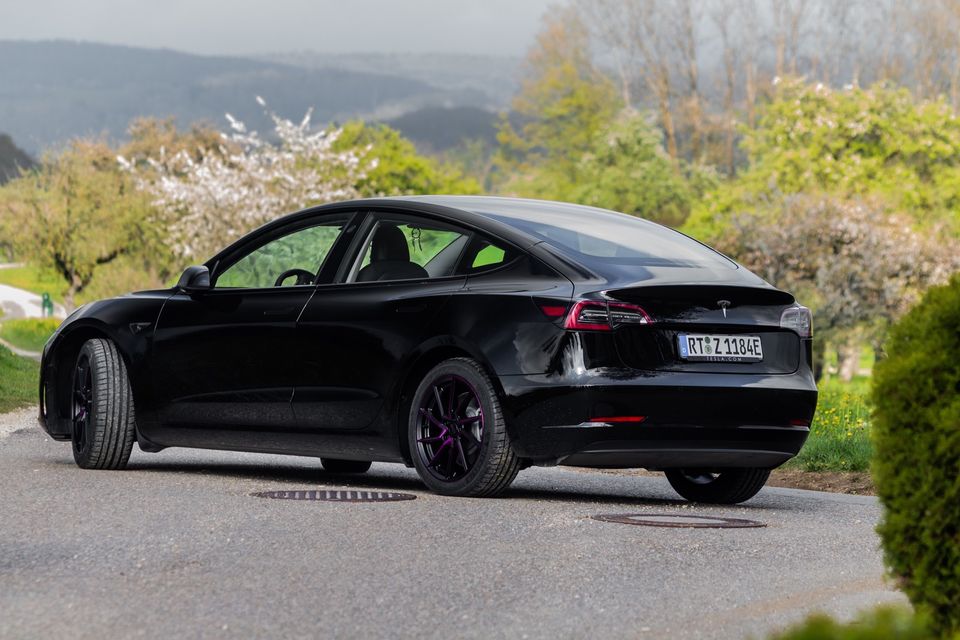 Tesla Model 3 in Dettingen an der Erms