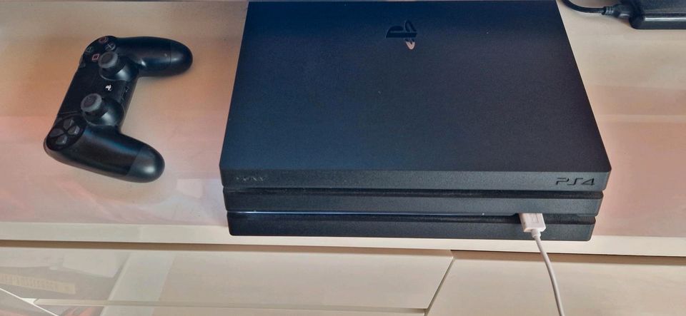 Playstation 4 pro 1tb mit viel Zubehör in Allersberg