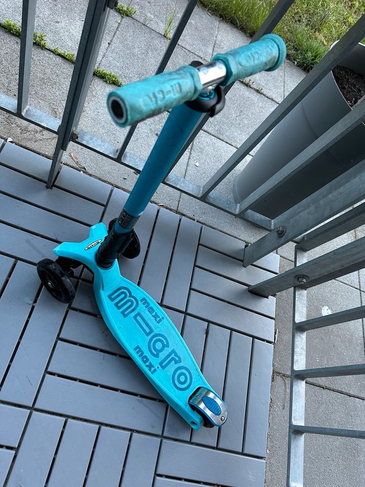 Micro Maxi Roller/Scooter in Blau in München