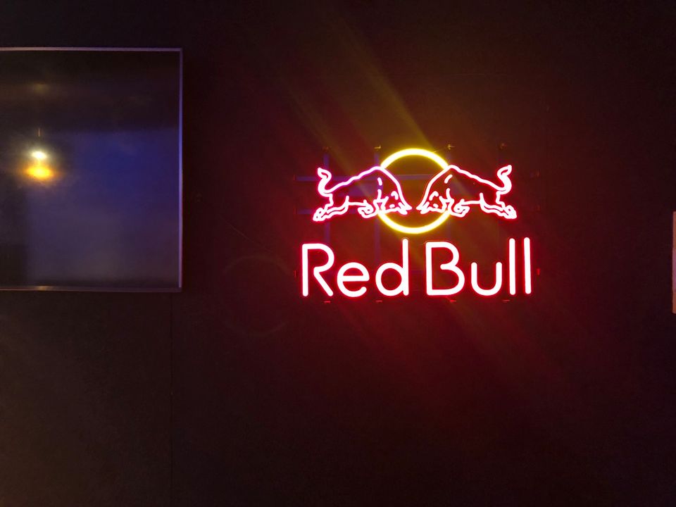 Red Bull Leuchtreklam in Stuttgart