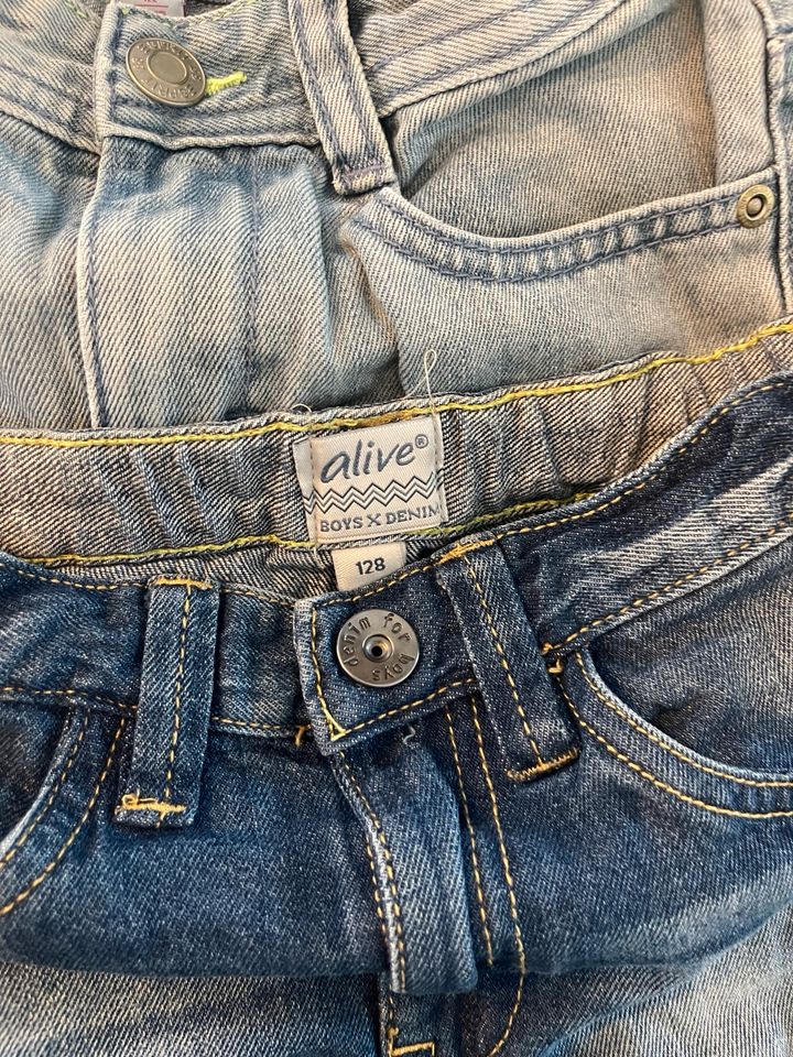 Jeansshorts Shorts Jungen Esprit und alive 122 und 128 Komplettpa in Freudenberg