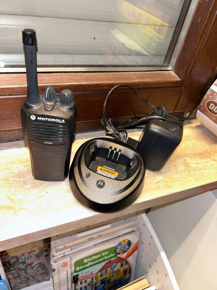 Motorola Funk CP 040 UHF mit Ladestation in Dreieich