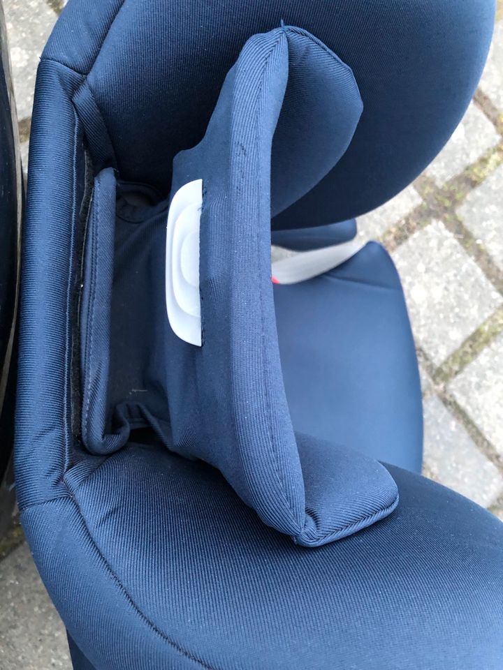 Kindersitz cybex Solution S-Fix blue navy mit Sitzbezug in Waren (Müritz)