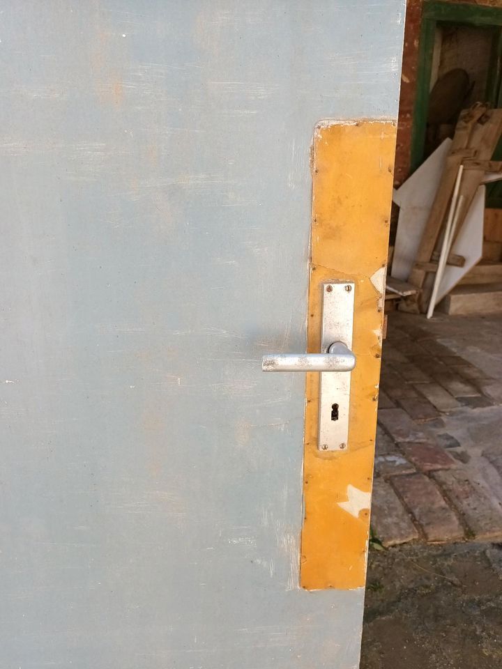 Tür Holz alt mit Klinke und Schlüssel in Gutenzell-Hürbel