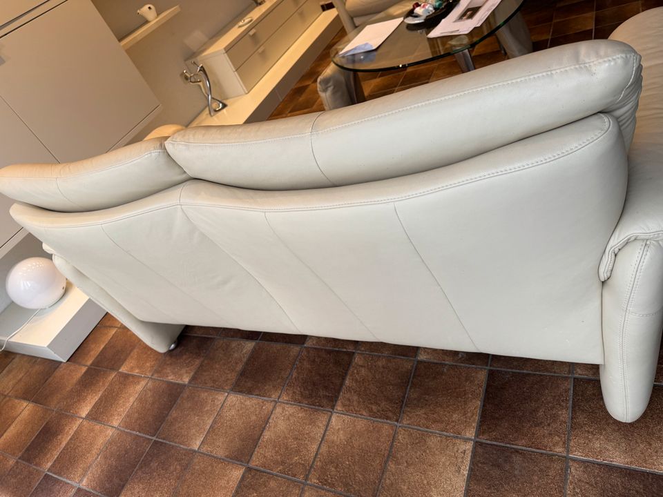 Musterring 2x Dreisitzer Leder Couch Sofa Beige mit Hocker Kissen in Holzwickede