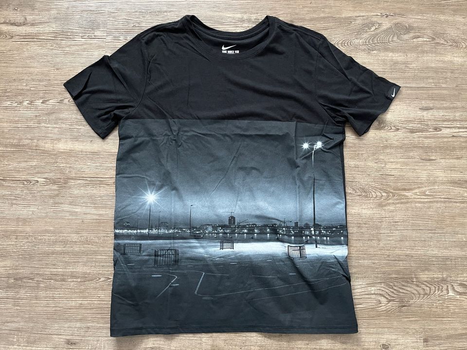 Nike Herren T-Shirt Größe L schwarz mit Aufdruck Fußballplatz in Harxheim