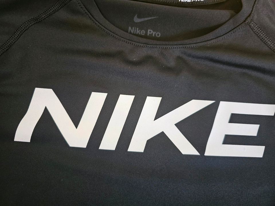 Nike Dri-Fit Pro Longsleeve Gr. 134/146 in Düsseldorf