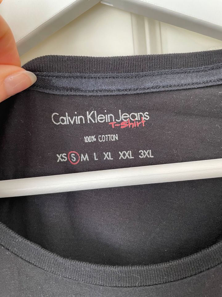 Schwarzes Calvin Klein Shirt Größe S in Bad Bevensen