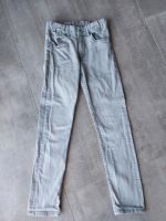 H&M &Denim Skinny Jeans grau Gr. 140 Sachsen-Anhalt - Goldbeck Vorschau