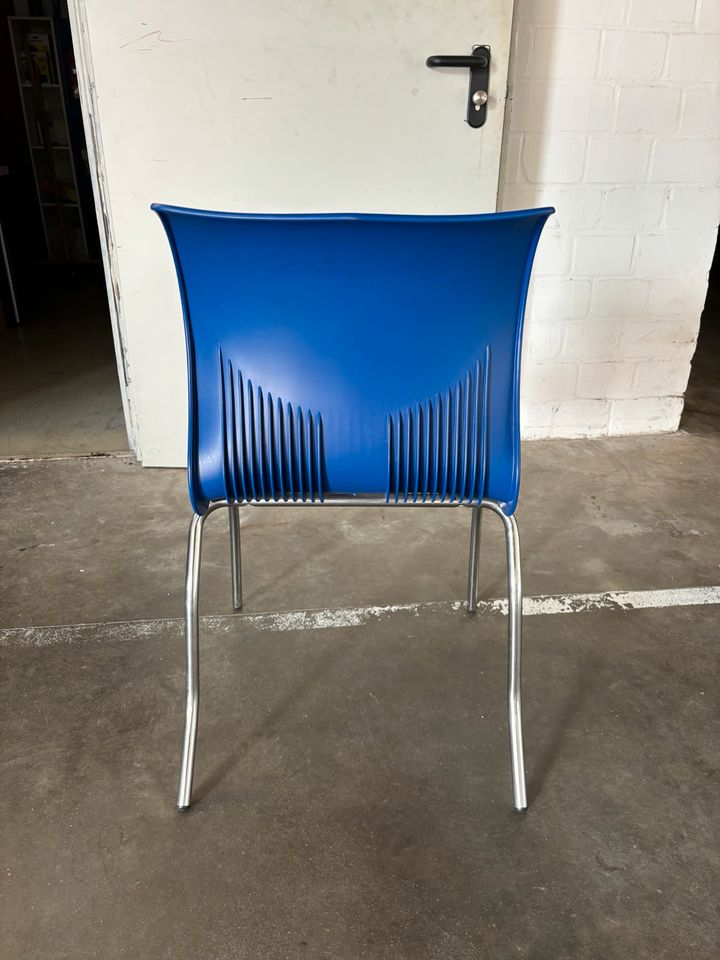 4 blaue Stühle in Düren