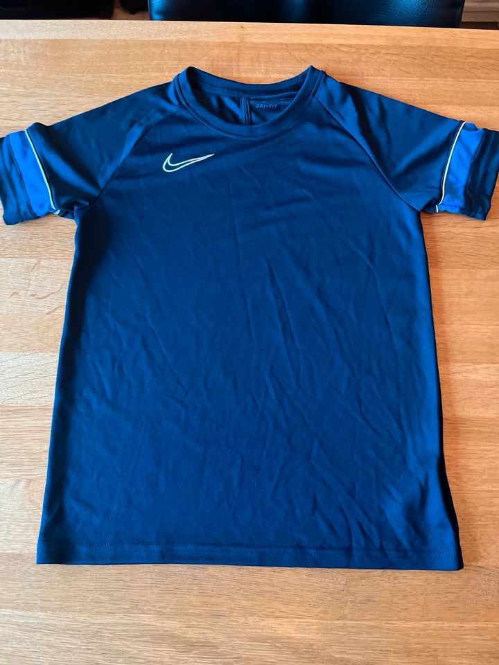 T-Shirt Sportshirt von Nike Größe 147-158 in Pinneberg