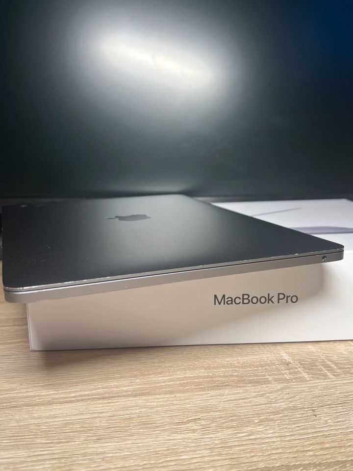 Macbook Pro 13 . 2020 in Berlin