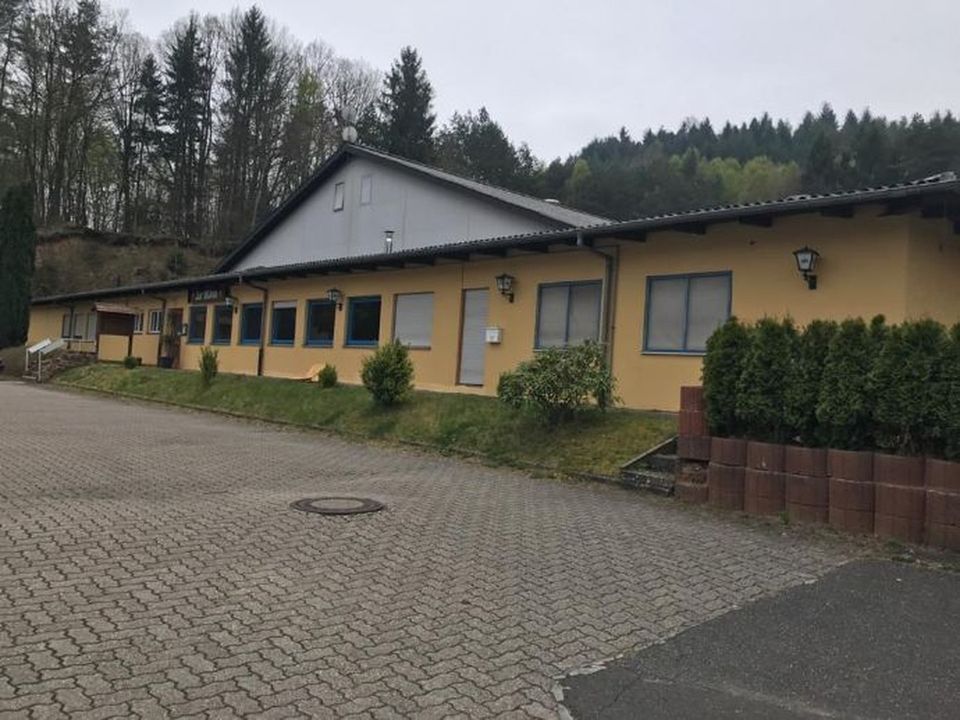 Mietkauf möglich, Tennishalle mit Festsaal Restorant Wohnungen in Münchweiler an der Rodalb